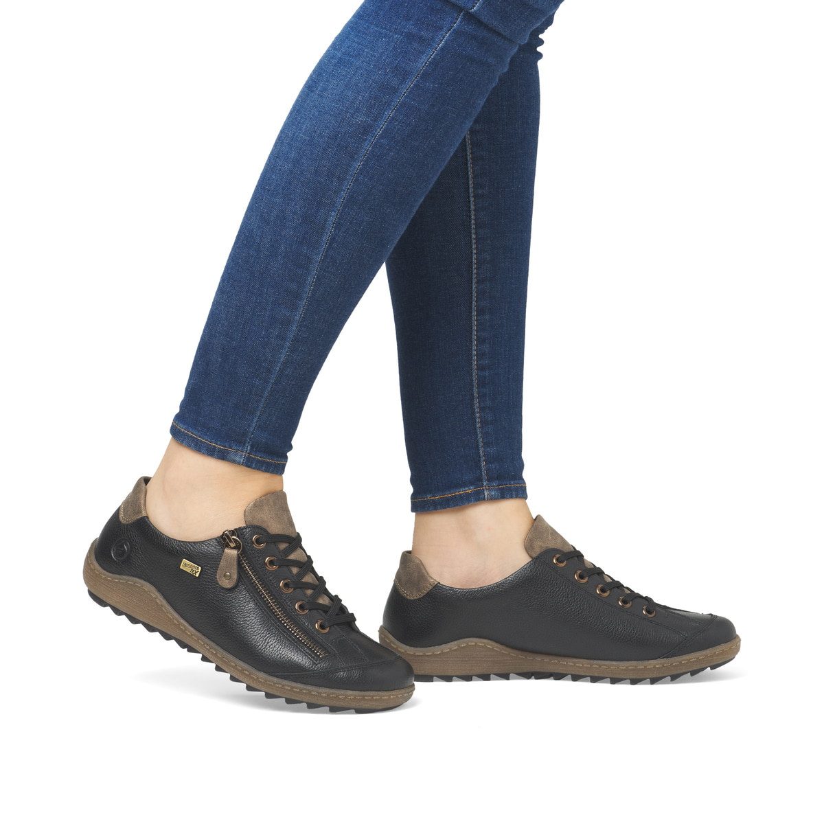 Schwarz-braune remonte Damen Schnürschuhe R1402-08. Schuh am Fuß.