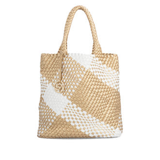 remonte Handtasche Q0761-81 in Beige mit Flecht-Design und herausnehmbarer Tasche. Vorderseite.