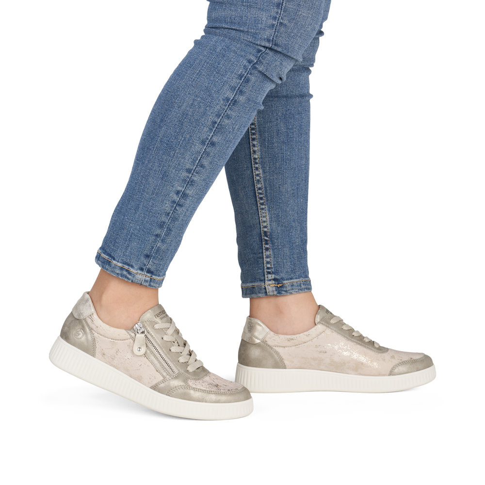 Goldene vegane remonte Damen Sneaker D2E05-60 mit einem Reißverschluss. Schuh am Fuß.