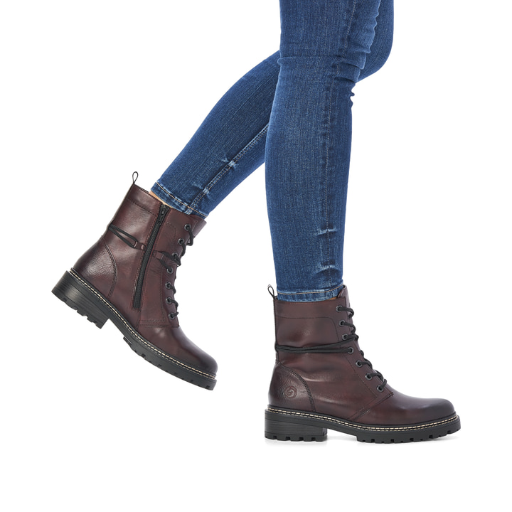 Weinrote remonte Damen Biker Boots D0B75-35 mit einer dämpfenden Profilsohle. Schuh am Fuß