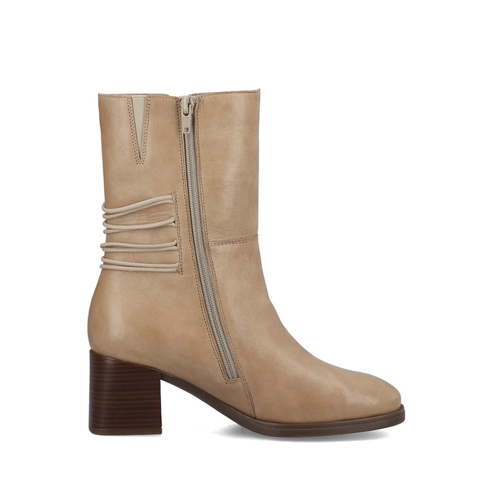 Sandbeige remonte Damen Stiefeletten D0V71-20 mit einer Profilsohle mit Blockabsatz. Schuh seitlich schräg