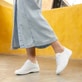 Weiße remonte Damen Schnürschuhe D1E07-80 mit der Komfortweite G. Schuh am Model.
