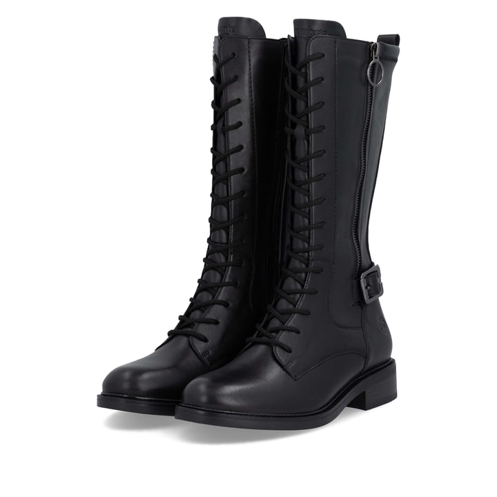 Schwarze remonte Hochschaftstiefel D2W71-00 mit Deko-Schnalle. Schuhpaar seitlich schräg.