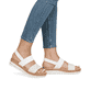 Weiße remonte Riemchensandalen D0Q56-80 mit einem Klettverschluss. Schuh am Fuß.