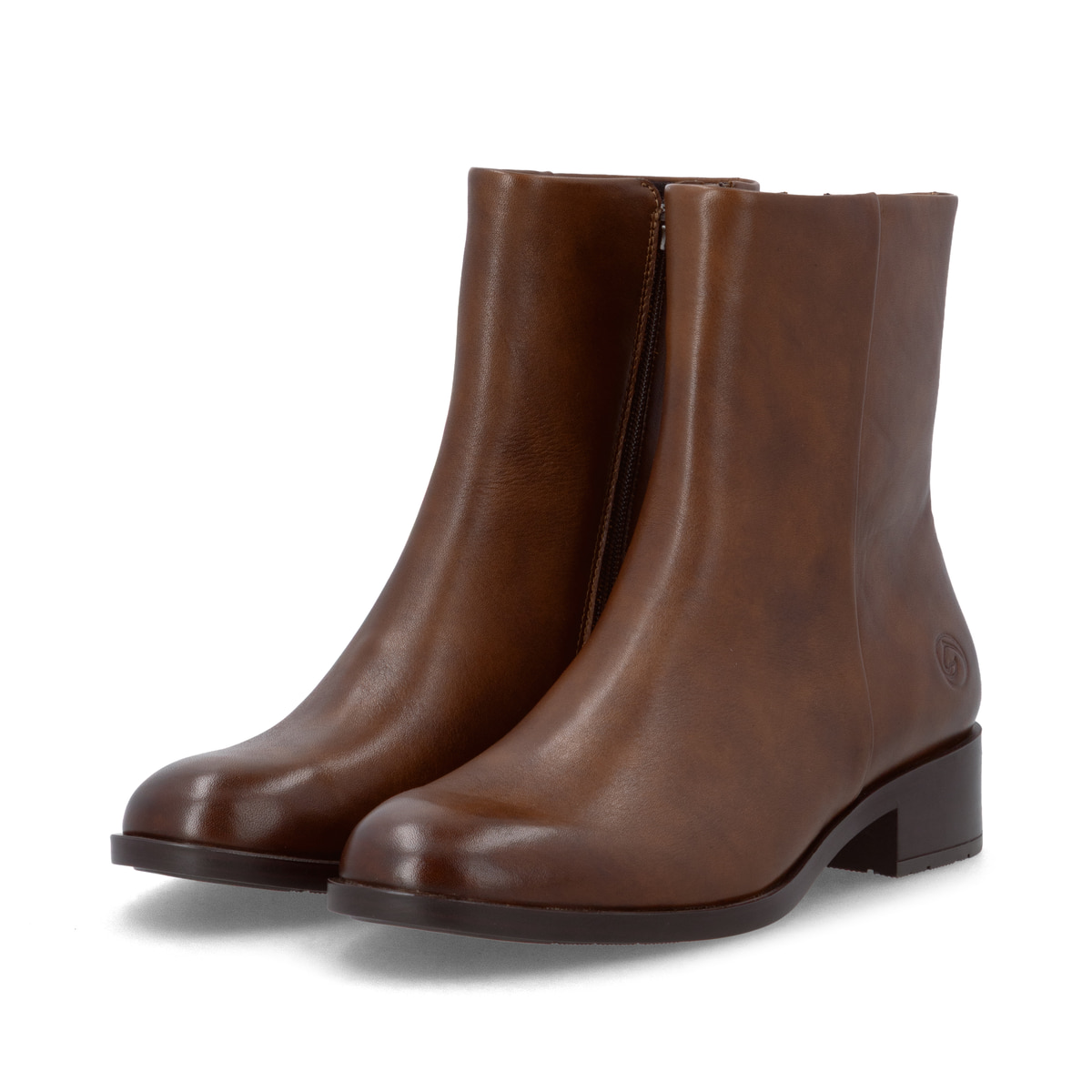 Braune remonte Damen Stiefeletten D3U73-22 mit einem Reißverschluss. Schuhpaar seitlich schräg.
