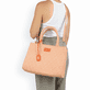 remonte Damen Shopper Q0757-90 in Altrosa-Metallic aus Kunstleder mit Reißverschluss. Shopper getragen.