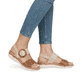 Metallische remonte Riemchensandalen R6853-90 mit einem Klettverschluss. Schuh am Fuß.