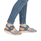 Sandales à lanières remonte bleues femme R6853-15 avec boucle tendance. Chaussure au pied.