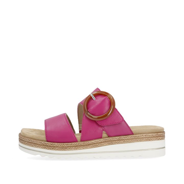 Magentafarbene remonte Damen Pantoletten D0Q51-31 mit einem Klettverschluss. Schuh Außenseite.
