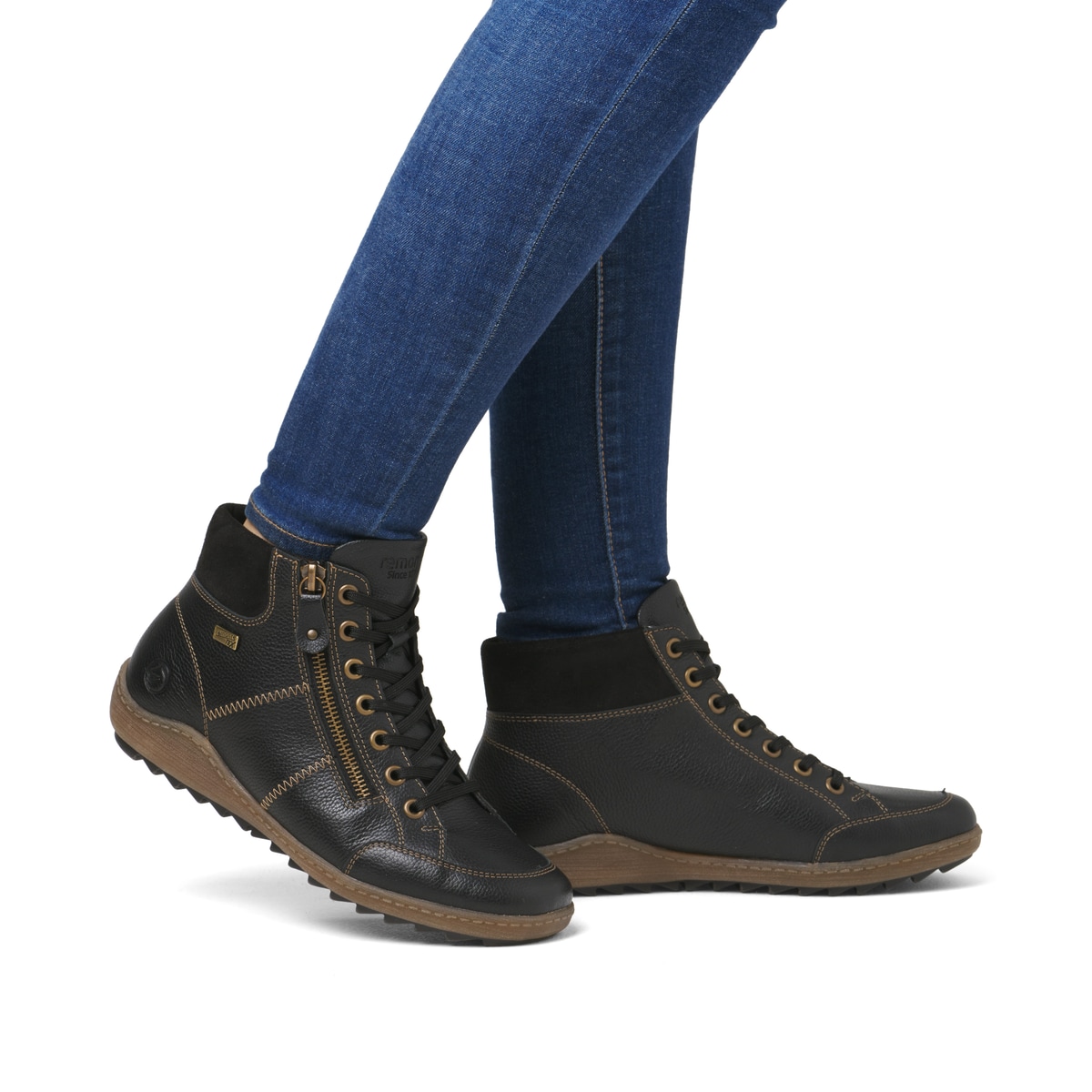 Schwarze remonte Damen Schnürschuhe R1457-02 mit wasserabweisender TEX-Membran. Schuh am Fuß.