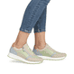 Grüne remonte Damen Sneaker Low D2G00-52 mit Reißverschluss sowie Komfortweite G. Schuh am Fuß.