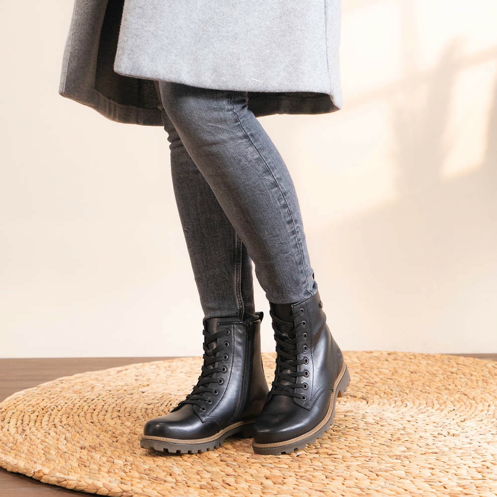 schwarze remonte Schnürstiefel D3C70-00 getragen