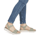 Grüne remonte Riemchensandalen D2K58-52 mit einem Klettverschluss. Schuh am Fuß.