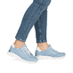 Blaue remonte Damen Sneaker R6716-12 mit Reißverschluss sowie der Komfortweite G. Schuh am Fuß.