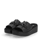 Mitternachtsschwarze remonte Damen Pantoletten D1N51-00 mit stylischer Kette. Schuhpaar seitlich schräg.
