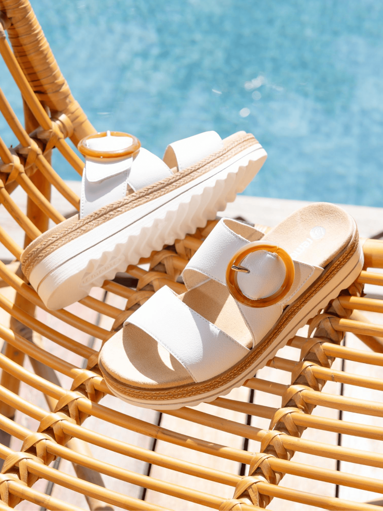 Weiße Damenpantoletten d0q51-82 mit Keilabsatz von remonte.