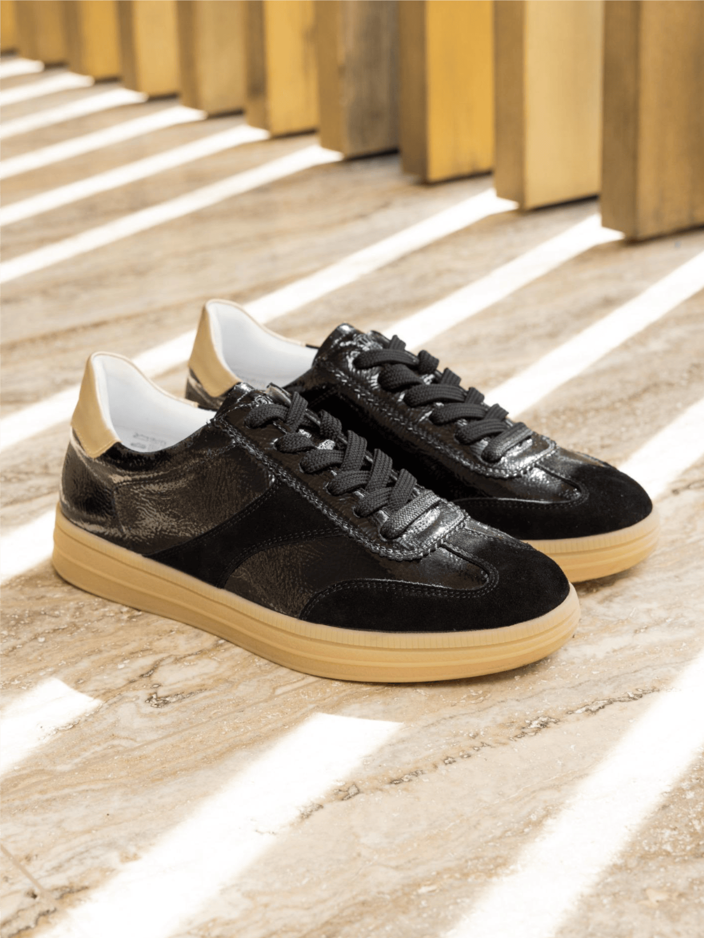 Sneaker d2c01-03 mit schwarzen Lackdetails von remonte.