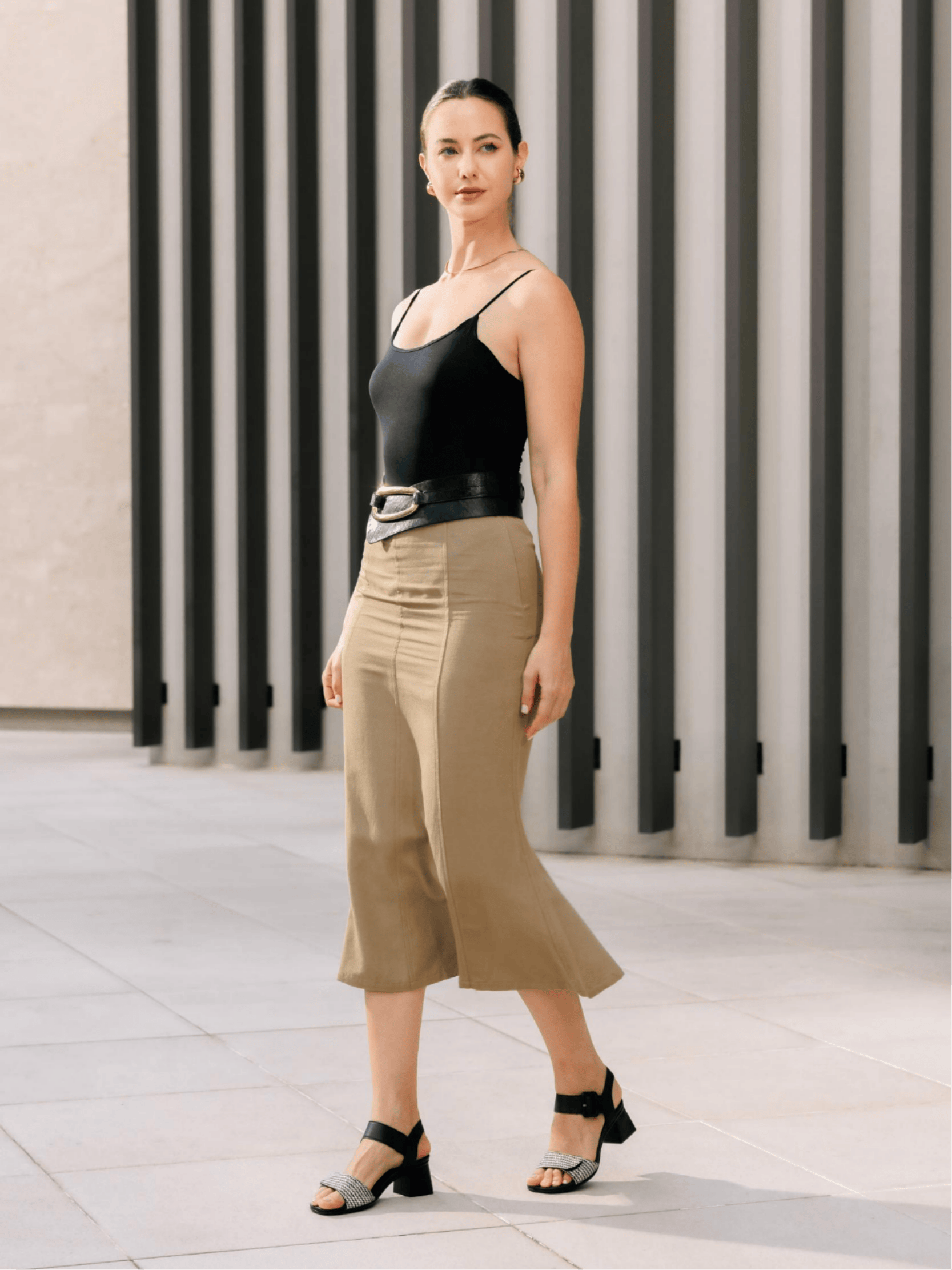 Frau trägt remonte Riemchensandaletten mit Blockabsatz d1k51-03.