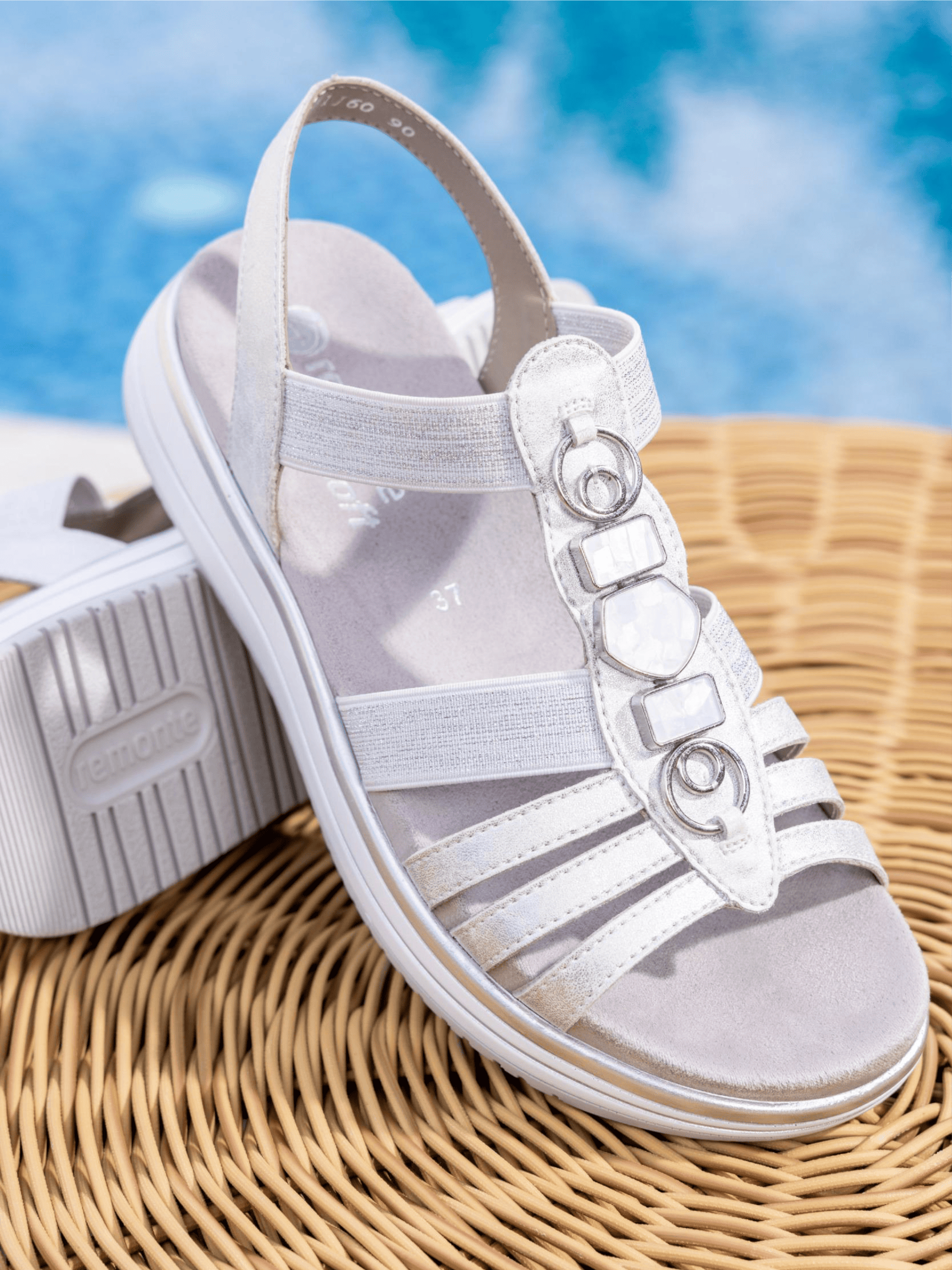 Weiße Sommersandale D1J60-90 von remonte mit silbernen Schmuckelementen.