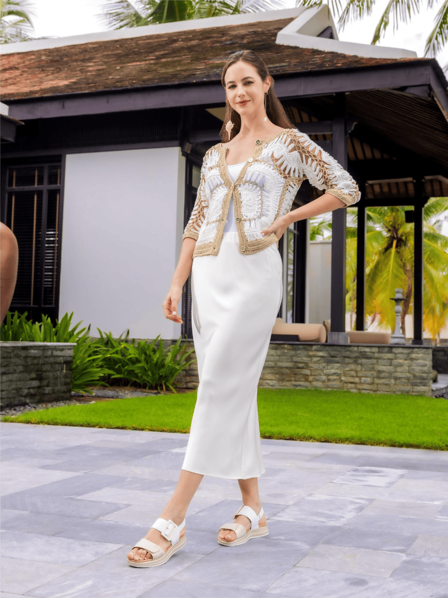 Dame trägt helle Riemchensandalen d1j53-80 von remonte.