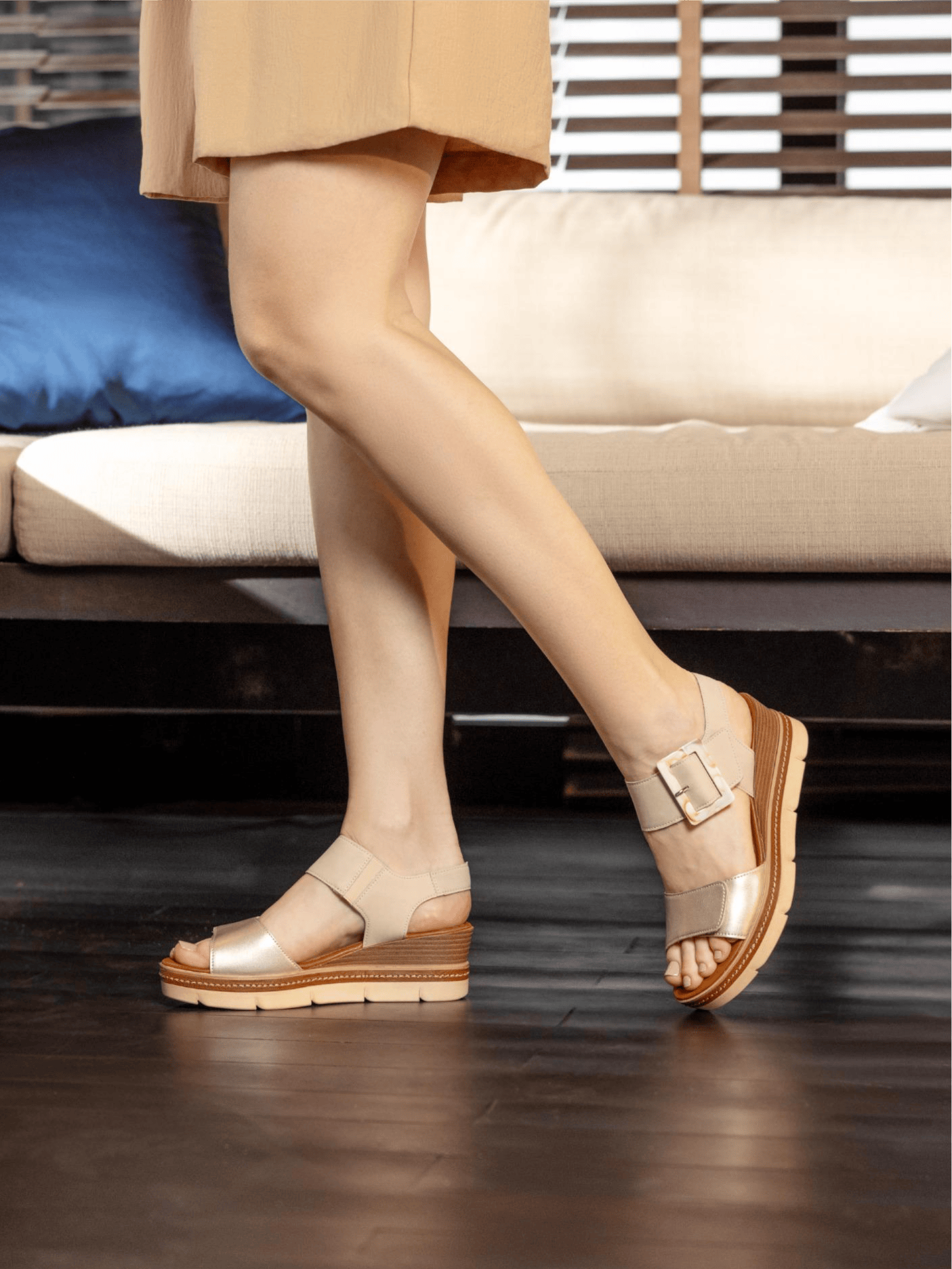 La femme porte des sandales compensées d2l53-60 de remonte.