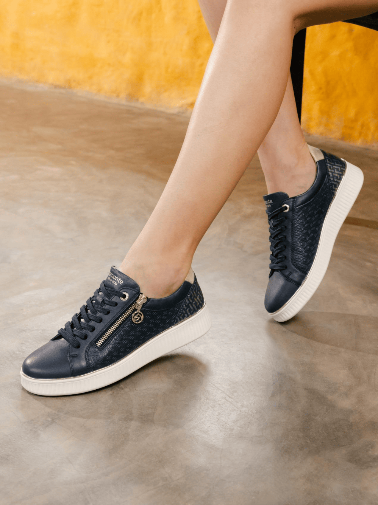 Frau trägt blaue remonte Sneaker d2e00-14.