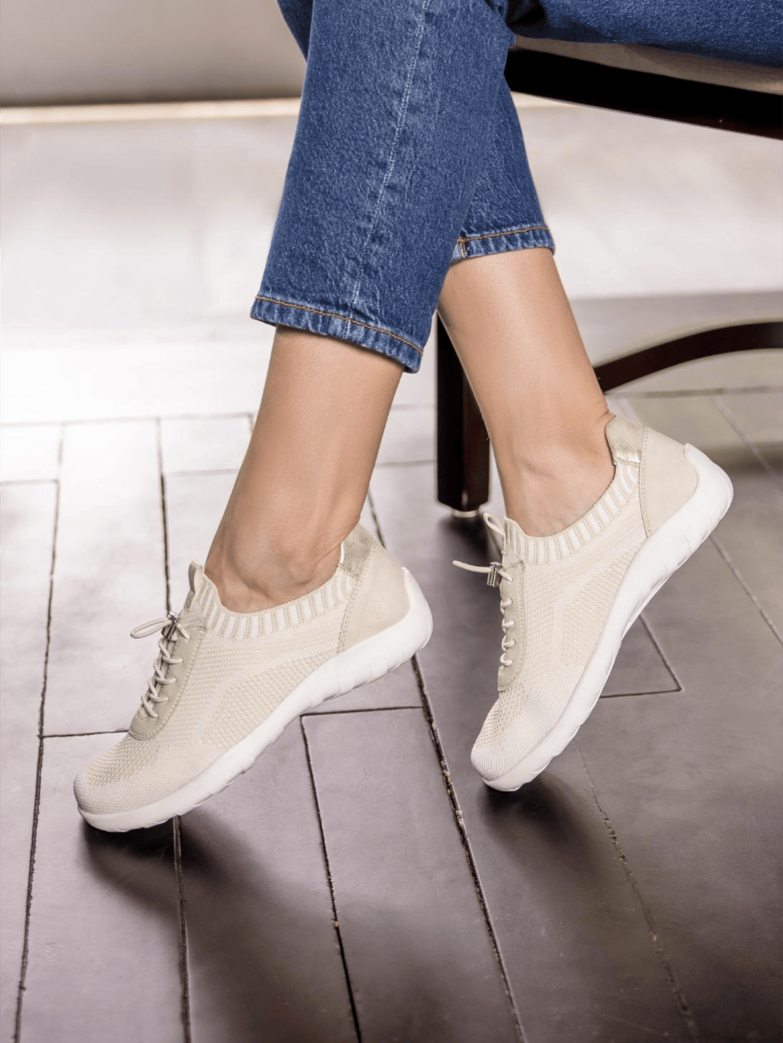 Leichter und flexibler, sandbeiger Damen Slipper r3518-60 von remonte.