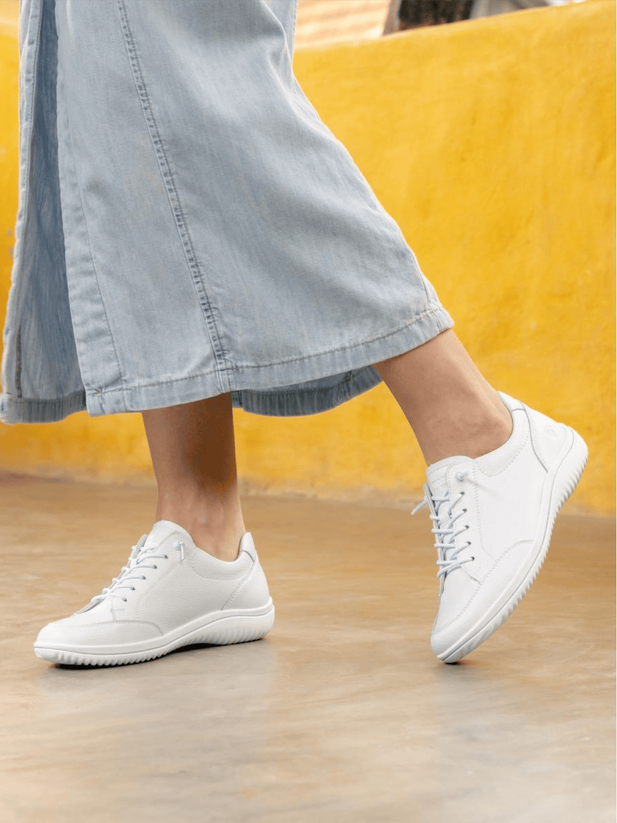 La femme porte des chaussures à lacets d1e07-80 de remonte.