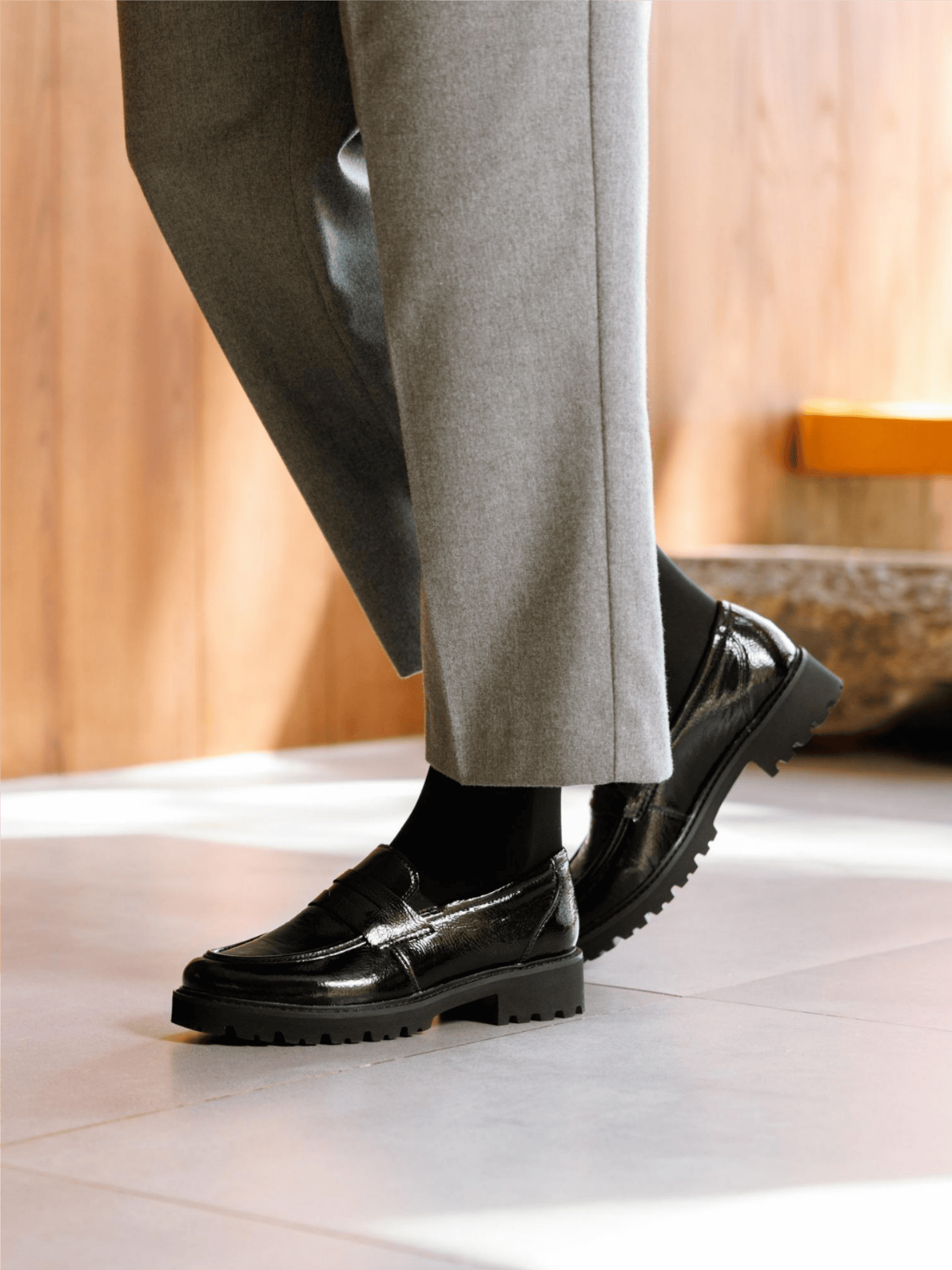 Frau läuft in remonte Loafer aus schwarzem Lack d8602-00.