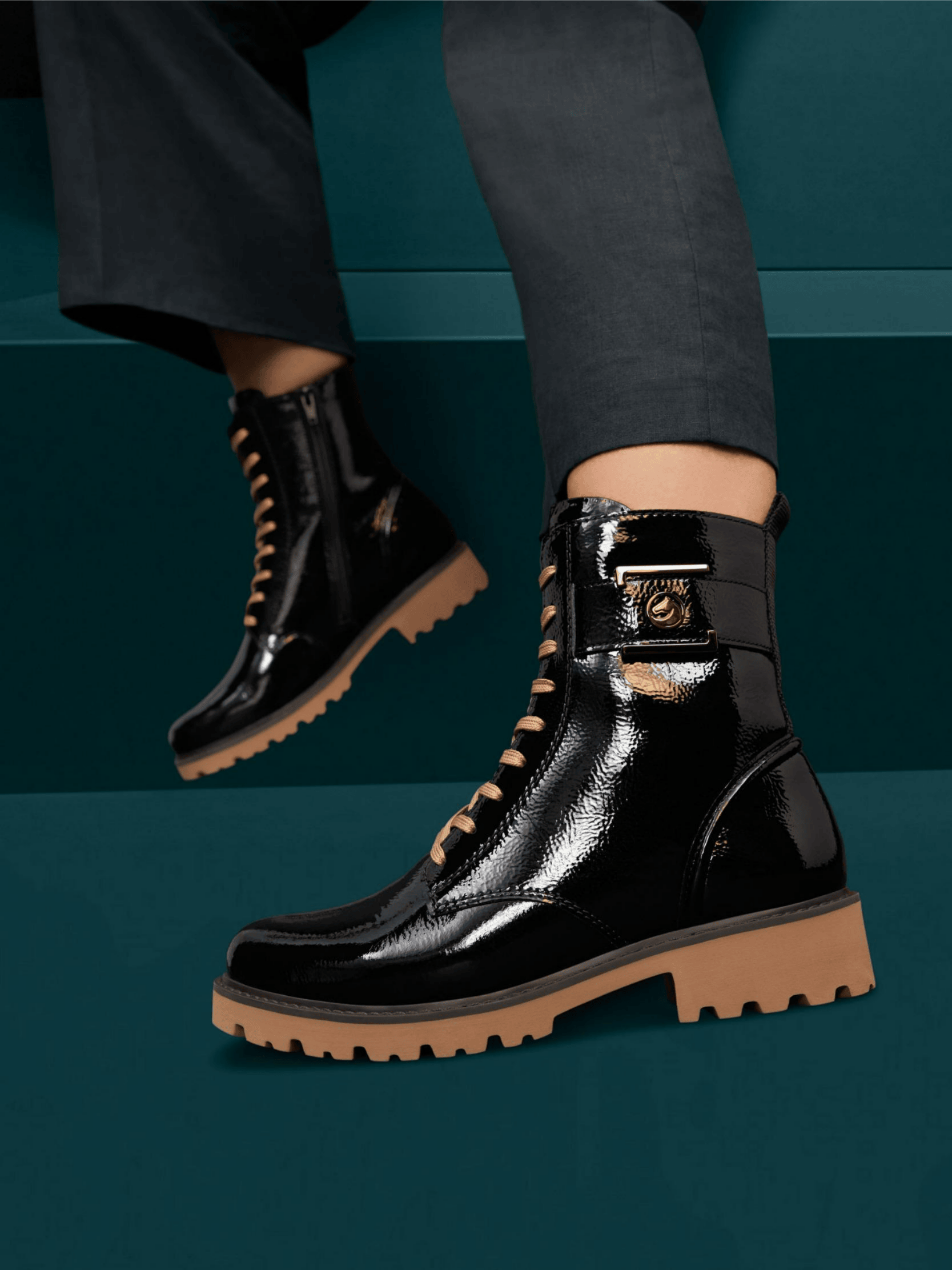 Schwarze Bikerboots aus Lack d8663-00 von remonte.