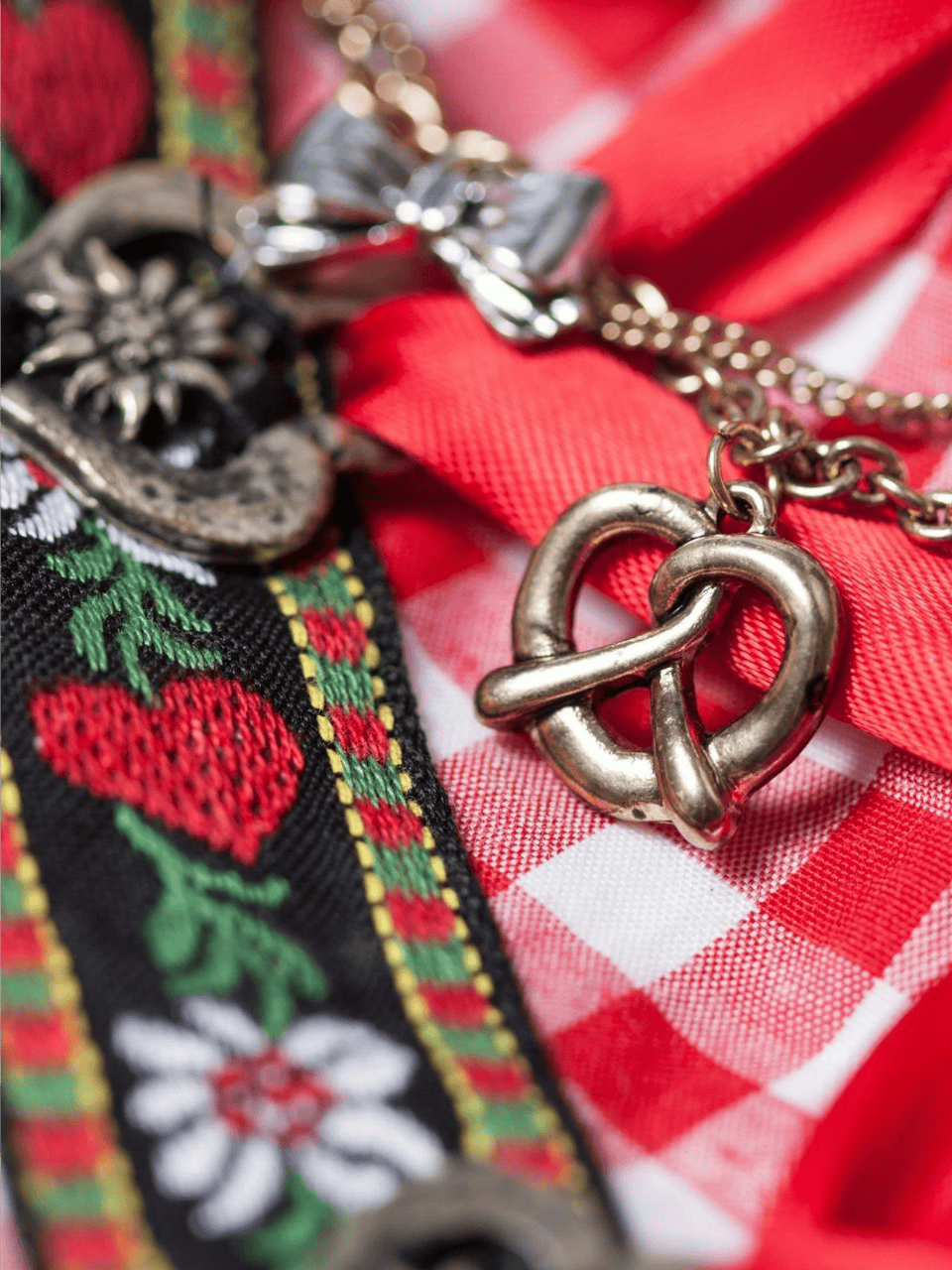 Details eines Schmuckanhängers in Brezelform.