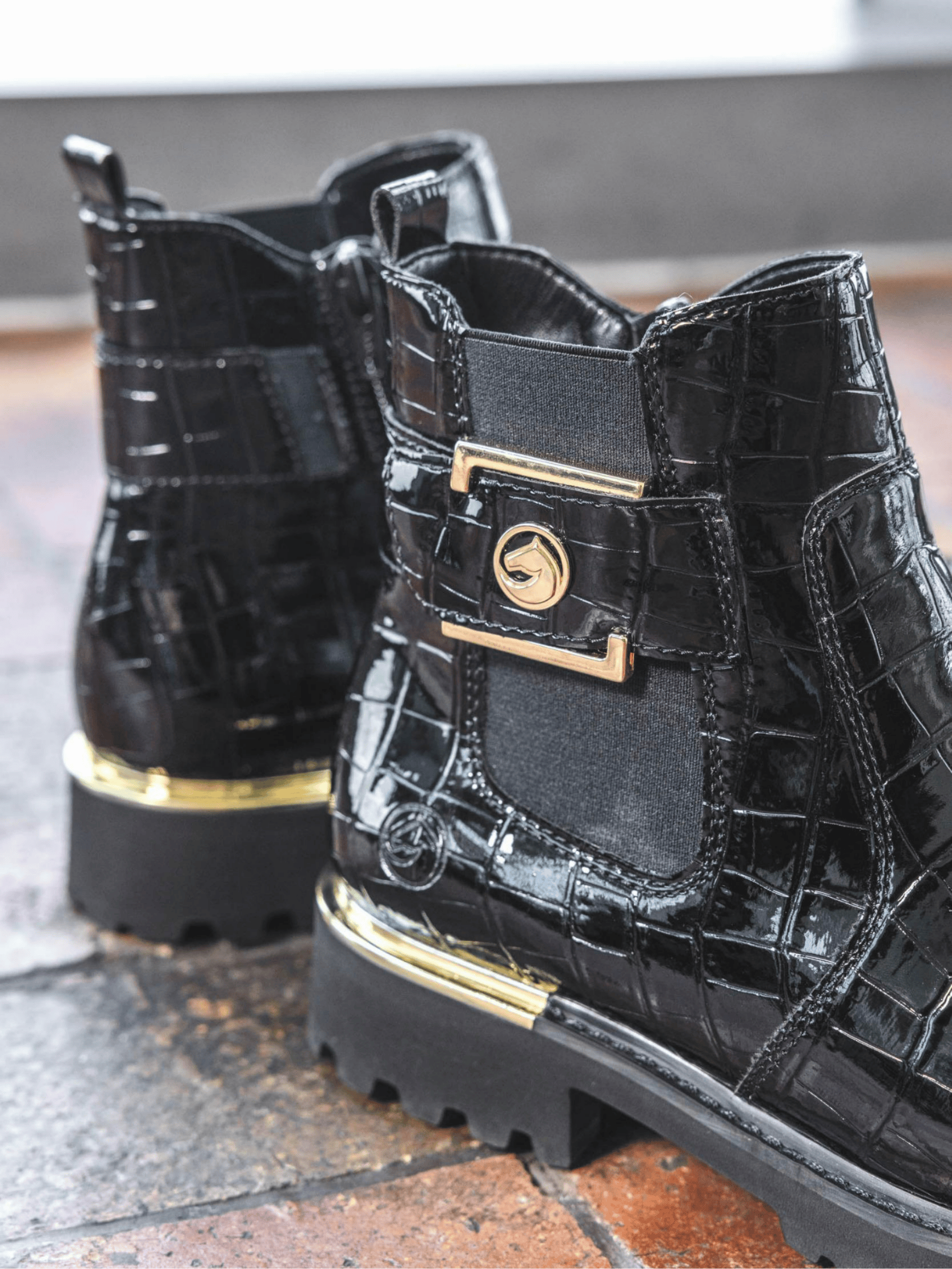 Schwarze remonte Chelsea Boots aus Kunstlack d8684-03.