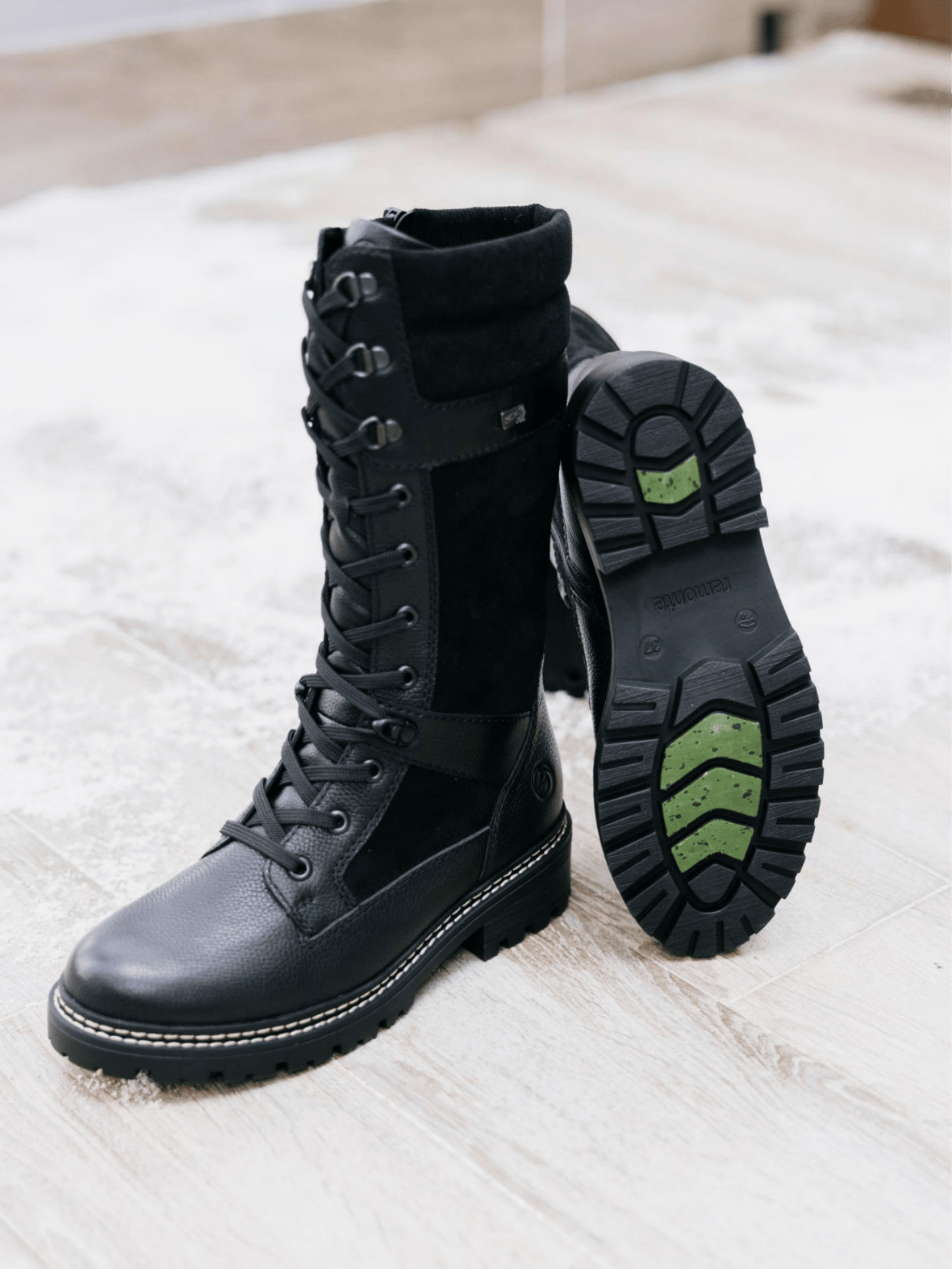 Schwarze Winterstiefel d0b76-01 von remonte mit Fiber Grip Funktion.