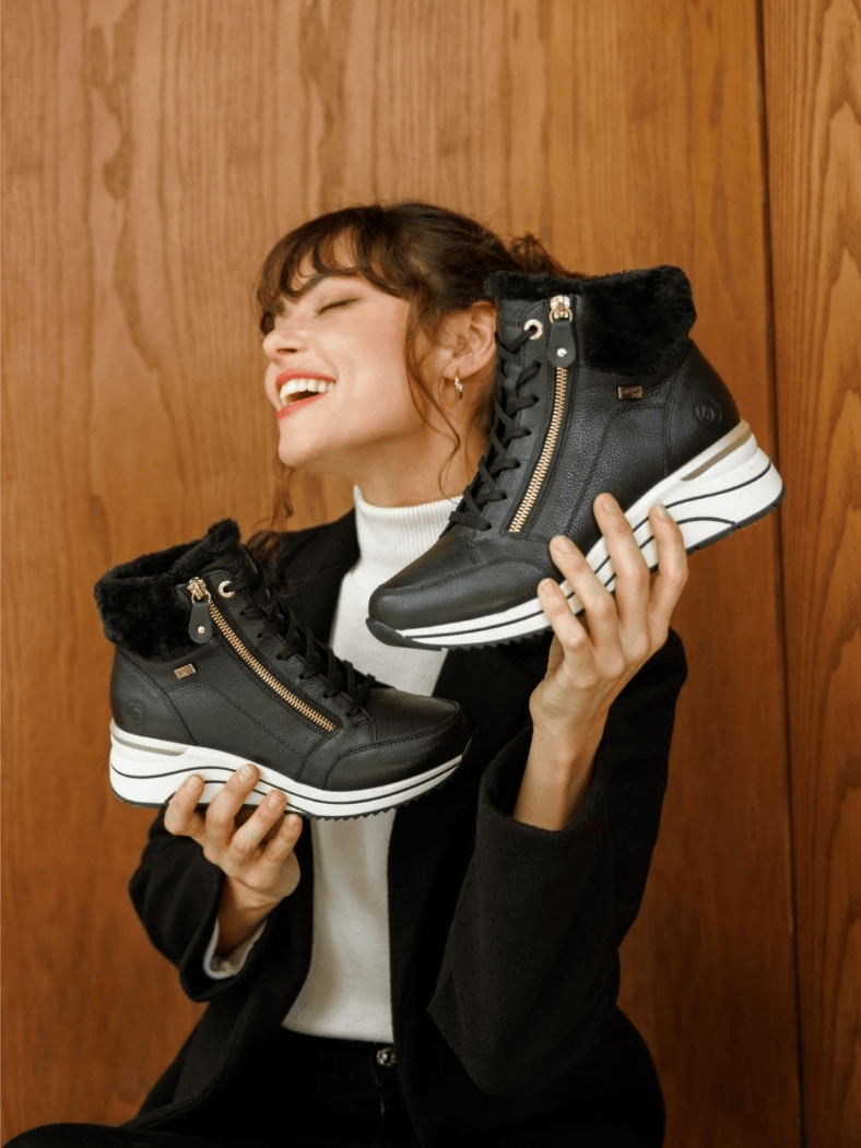 Schwarze Schnürstiefel mit flauschigem Fell d0t77-02 von remonte.