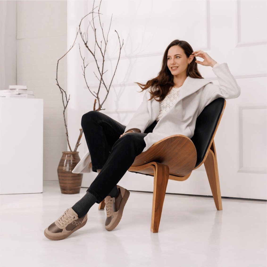 Frau trägt remonte Sneaker d2t01-61 mit Animal Print.