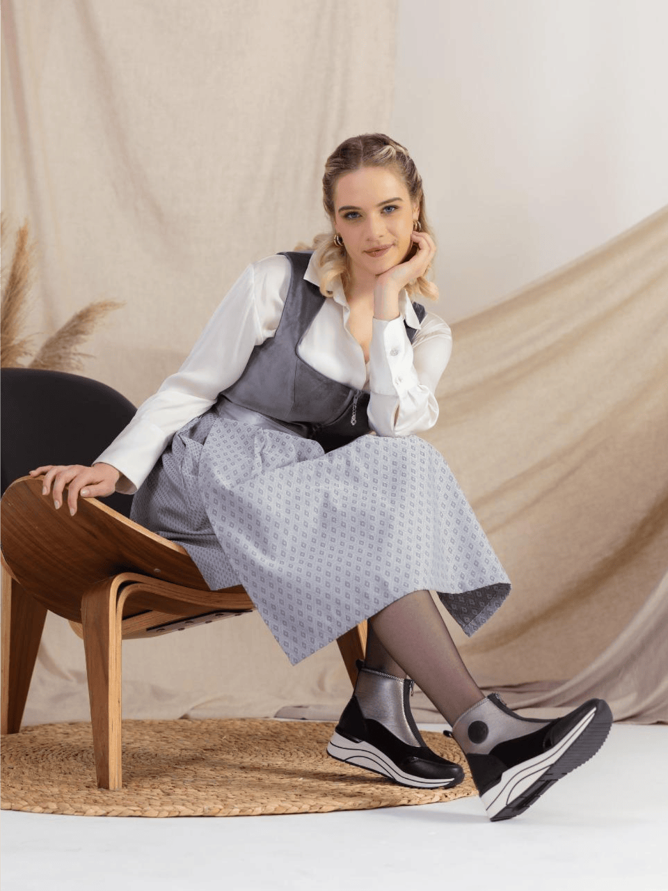 Frau trägt remonte Kurzstiefel d0t78-03 für Damen als Trachtenschuhe zum Dirndl.