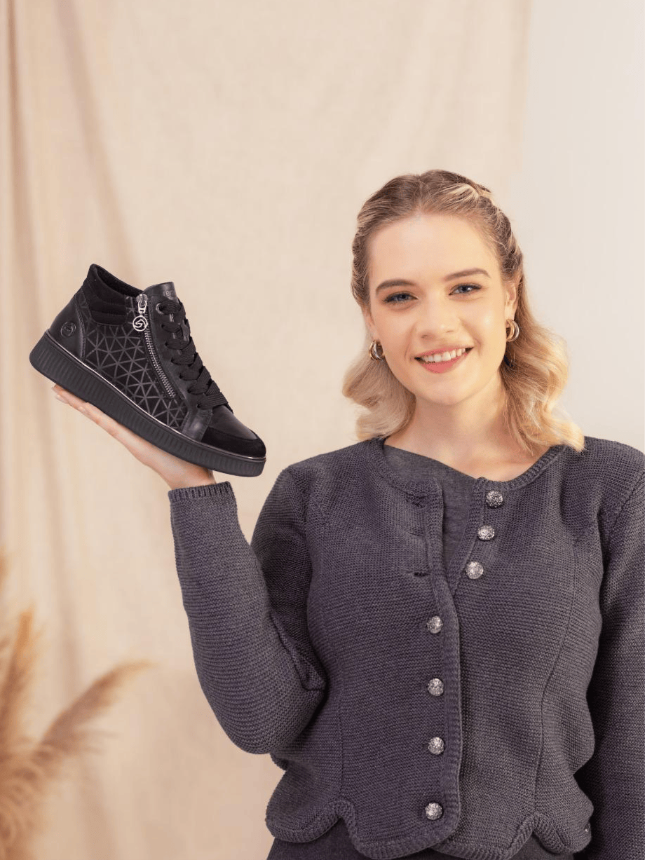 Frau trägt zur Trachtenjacke die remonte Kurzstiefel d2e70-00.