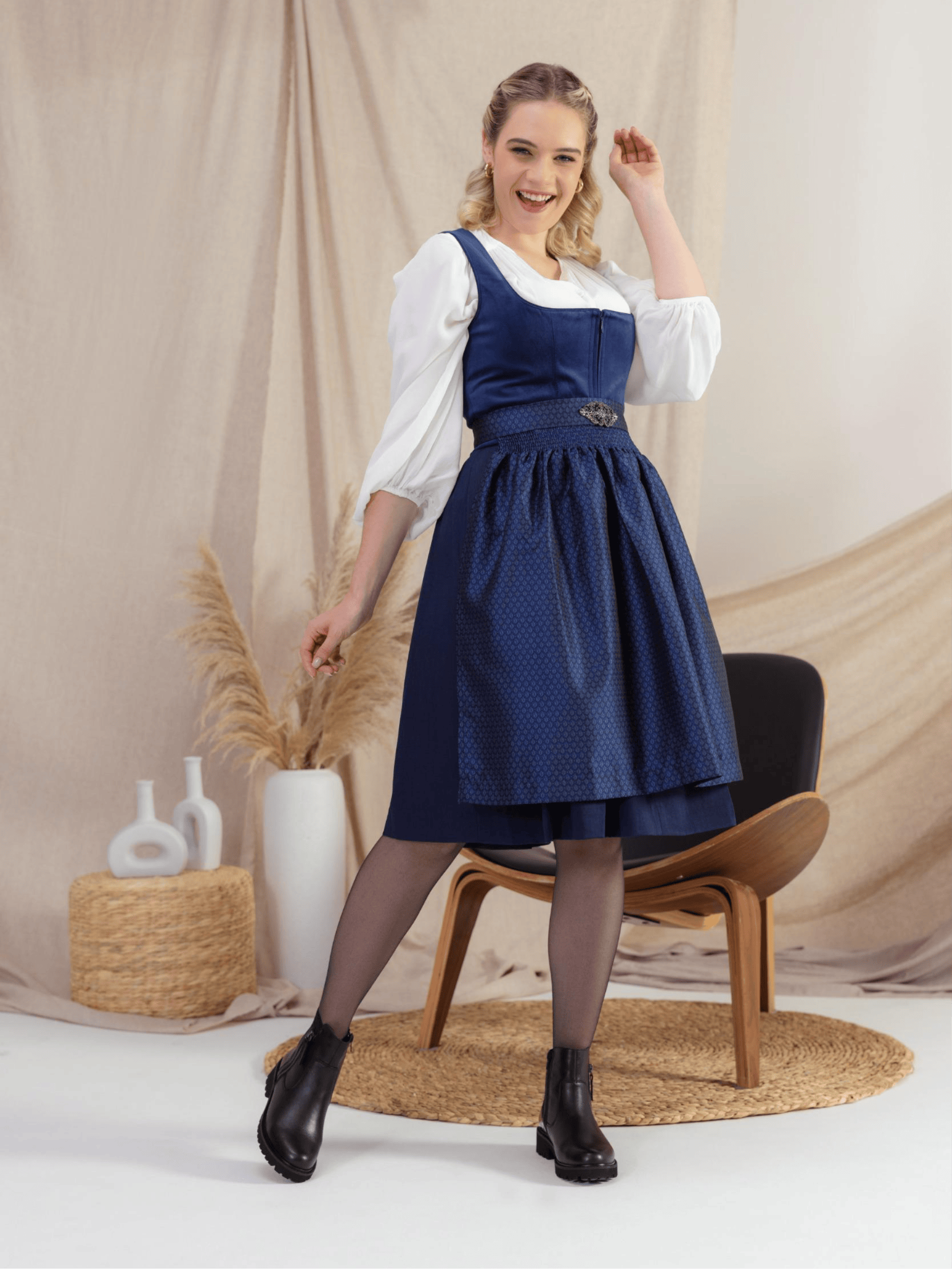 Frau trägt Damen Stiefeletten d8655-00 passend zum Dirndl.