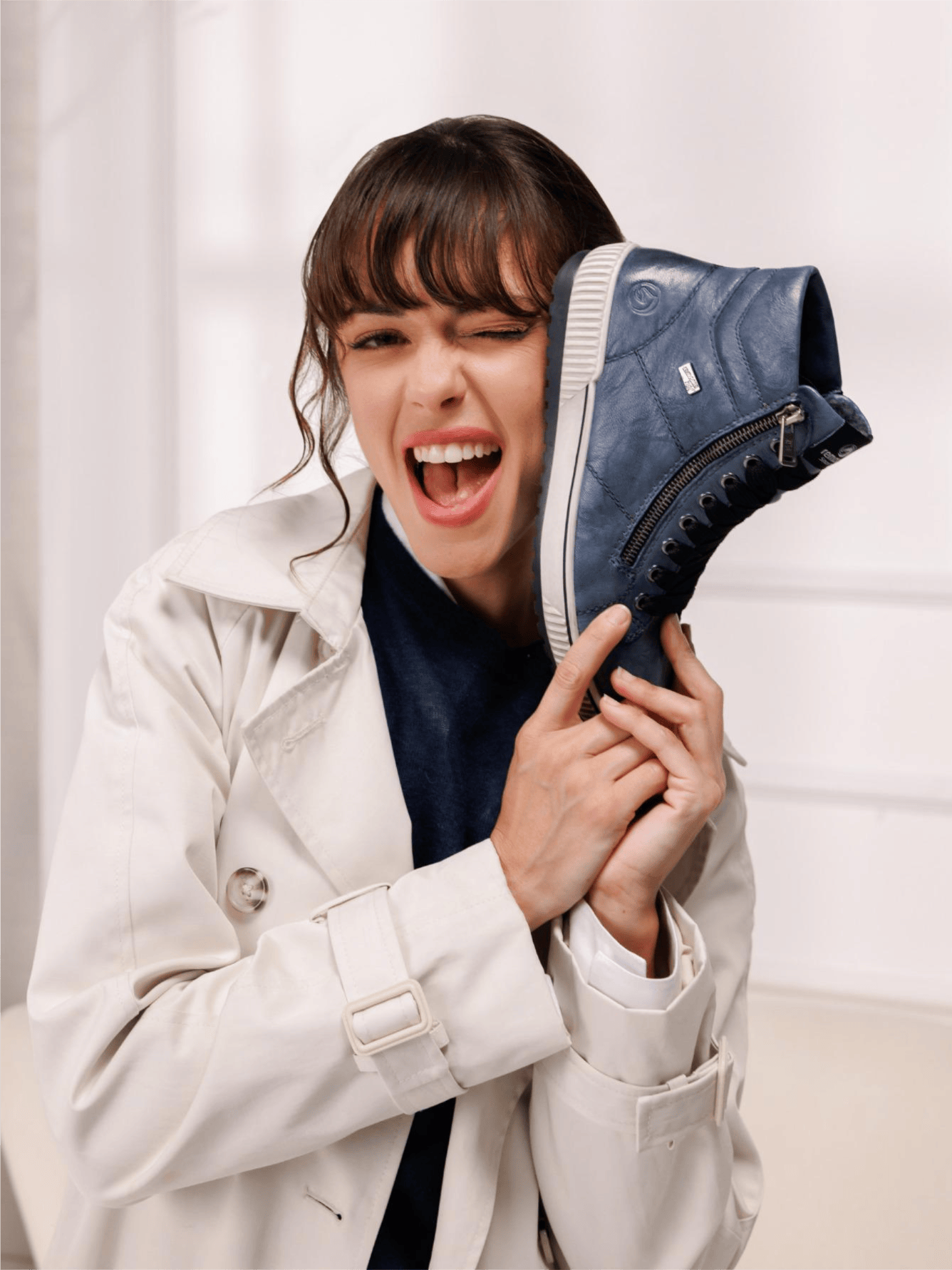 Frau hält blauen Schnürstiefel d0772-14 aus der aktuellen Herbst-Kollektion von remonte in den Händen.