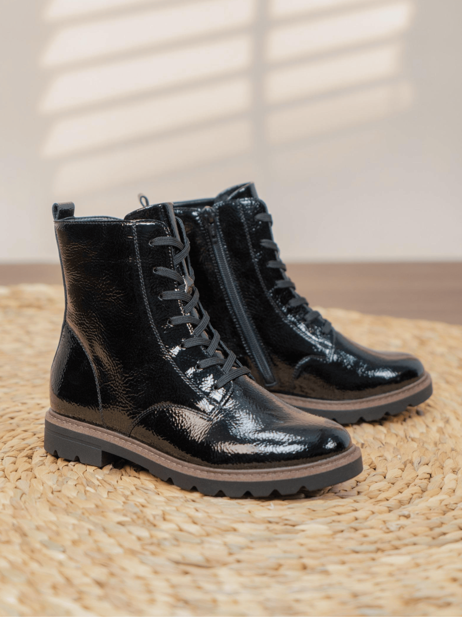 Damen Schnürstiefel d2q71-03 aus Lack.