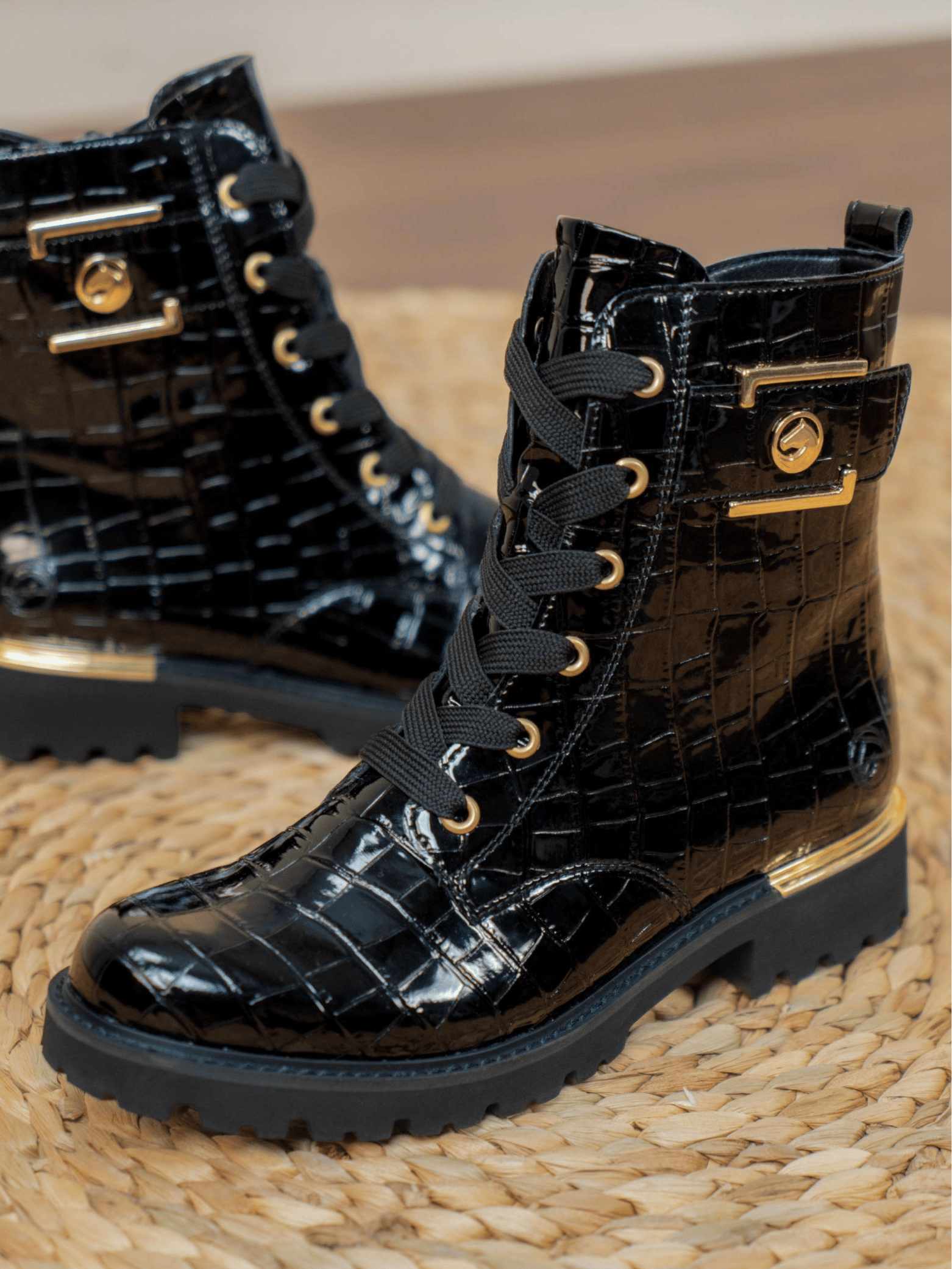 Details der remonte Lackstiefel d8683-00.
