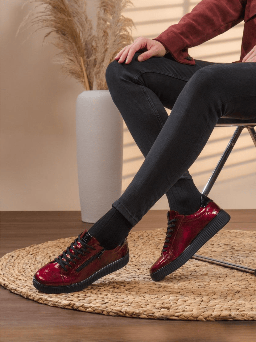 Sneaker aus rotem Lack d2e01-33 von remonte.