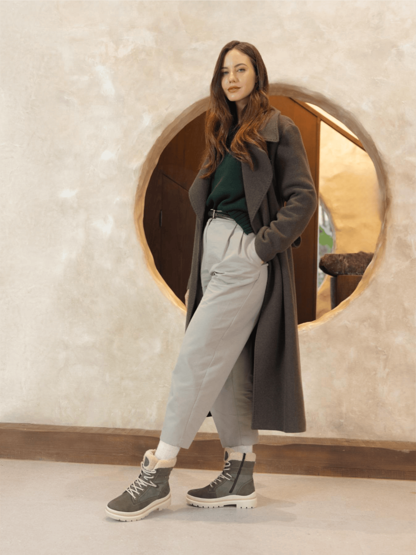 Frau trägt warme remonte Winterstiefel d0c77-54 in grün.